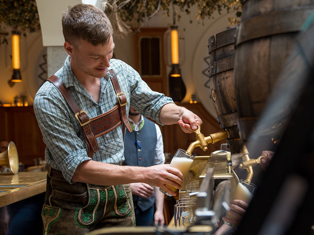 Hacker-Pschorr Bier aus dem Holzfass wird frisch angezapft im Wirtshaus am Marienplatz